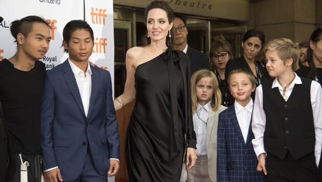 Angelina Jolie mit ihren Kindern (Bild: AFP)