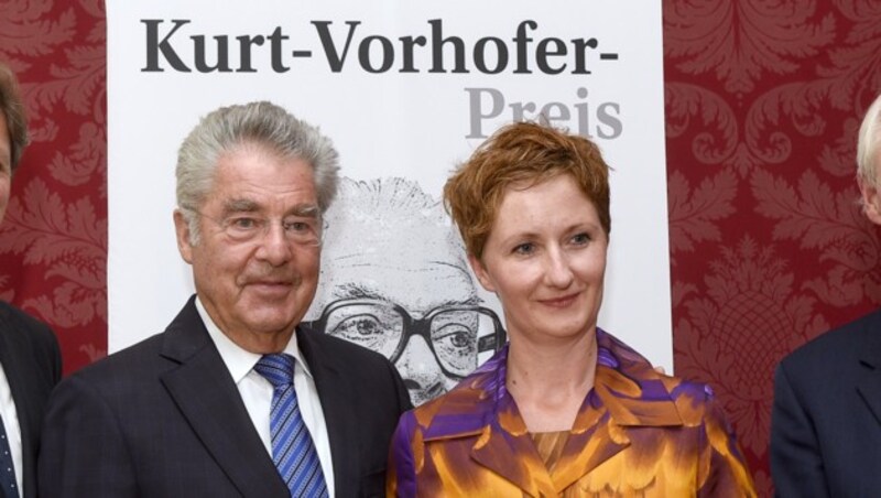 Barbara Toth als Preisträgerin des Kurt-Vorhofer-Preises mit Ex-Bundespräsident Heinz Fischer (Bild: APA/HERBERT PFARRHOFER)
