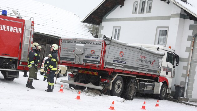 Der Lkw stieß gegen ein Wohngebäude im Ortszentrum von Natternbach. (Bild: laumat.at / Matthias Lauber)