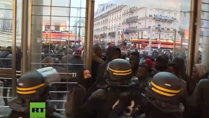 Die Polizisten drängen die Protestierenden aus dem Bahnhofsgebäude. (Bild: Ruptly.TV)