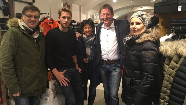 Auch Griffens Bürgermeister Josef Lobnig shoppte mit Gattin am Sonntag im Modegeschäft von Kellerer. (Bild: Alexander Schwab)