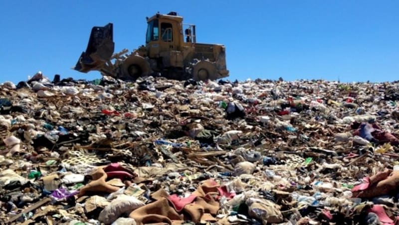 Einen Teil der Waren im Video soll Amazon in Recycling-Zentren gebracht haben, vieles landete aber schlicht auf einer Mülldeponie. (Bild: flickr.com/Alan Levine)