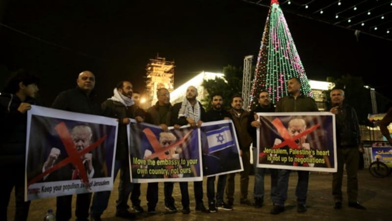 Palästinenser protestieren am Manger-Platz in Bethlehem (Bild: AP)