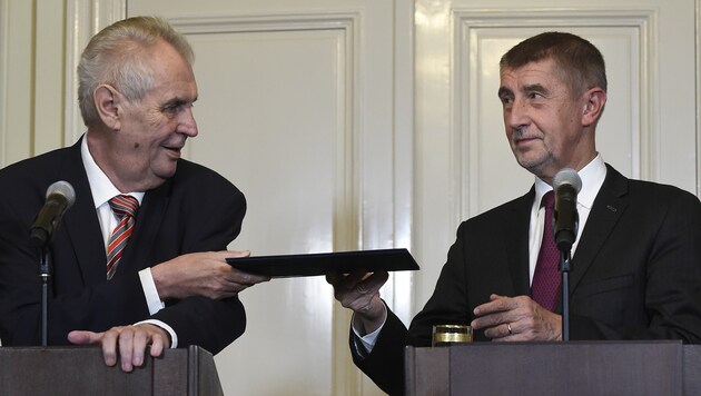 Tschechiens Präsident Milos Zeman (links) und Andrej Babis (Bild: AFP)