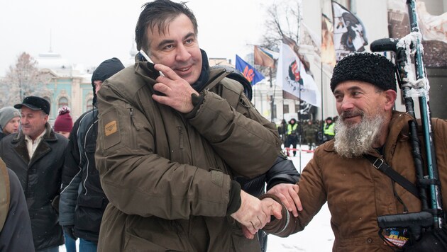 Saakaschwili mit einem seiner Anhänger (Bild: AP)