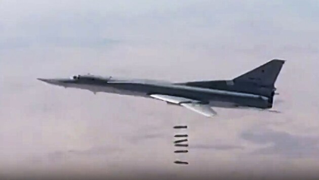 Ein russischer Langstreckenbomber des Typs Tu-22M3 bombardiert Verstecke der Terrormiliz IS. (Bild: AP)