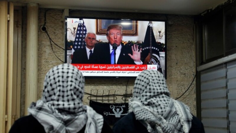 Palästinenser verfolgen die Rede von US-Präsident Trump über den Status Jerusalems. (Bild: AFP)