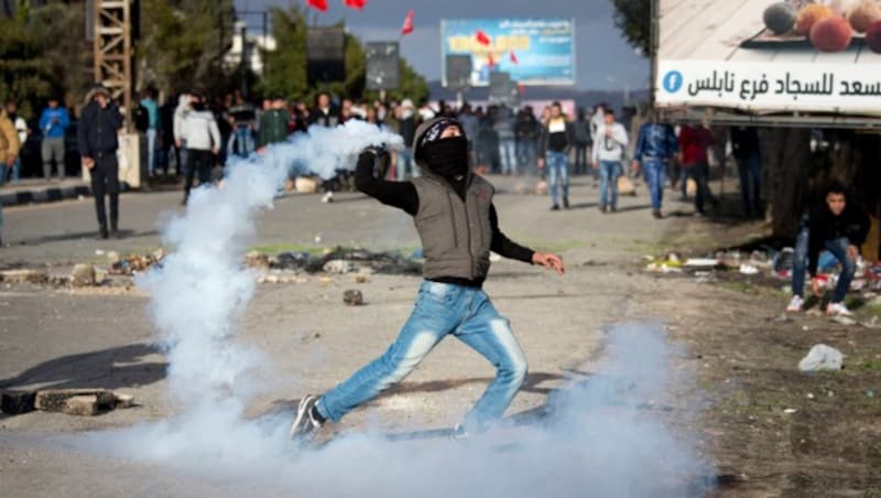 Ein protestierender Palästinenser (Bild: AP)