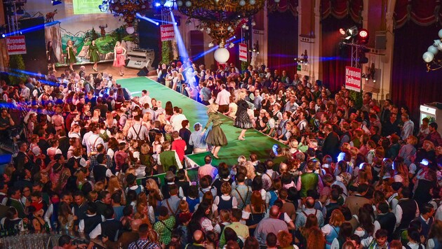 Am Rosenmontag 2018 verwandelt sich das Linzer Palais zur großen Party in Dirndl und Lederhose. (Bild: Markus Wenzel)