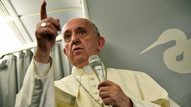 Papst Franziskus möchte die deutsche Übersetzung des Vaterunser ändern lassen. (Bild: APA/AFP/Vincenzo Pinto)