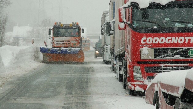 Rund 100 Asfinag-Mitarbeiter befreien die Straßen mit 55 Räumfahrzeugen vom Schnee. (Bild: Asfinag)