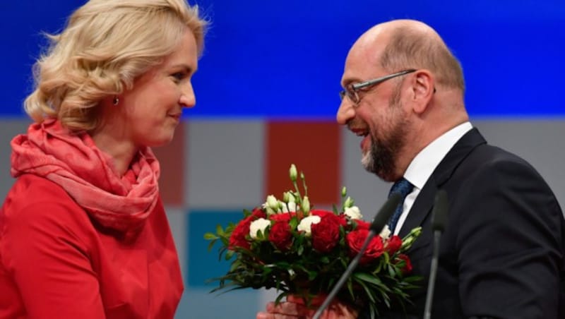 Blumen von Parteikollegin Manuela Schwesig für Martin Schulz nach seiner Wiederwahl (Bild: APA/AFP/John MACDOUGALL)