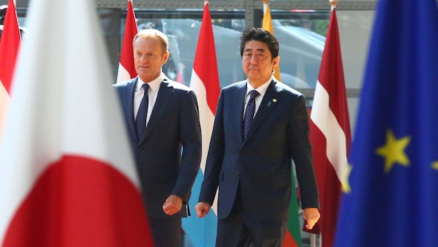 EU-Ratspräsident Donald Tusk und Japans Premier Shinzo Abe (Bild: AFP or licensors)