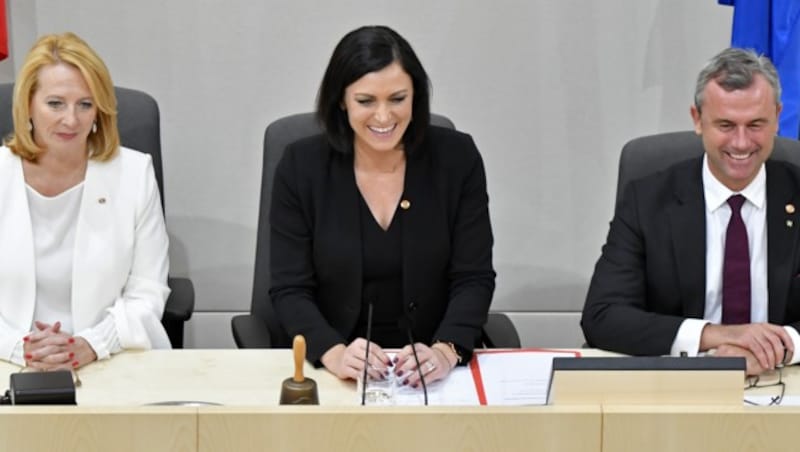 Das (Noch-)Nationalratspräsidium: Doris Bures (SPÖ), Elisabeth Köstinger (ÖVP), Norbert Hofer (FPÖ) (Bild: APA/HERBERT NEUBAUER)