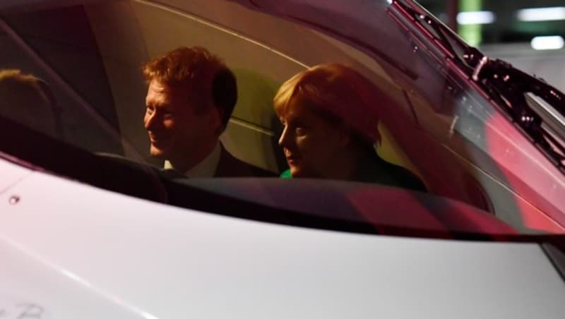 Angela Merkel und Richard Lutz von der Deutschen Bahn an Bord des ICE (Bild: AFP)