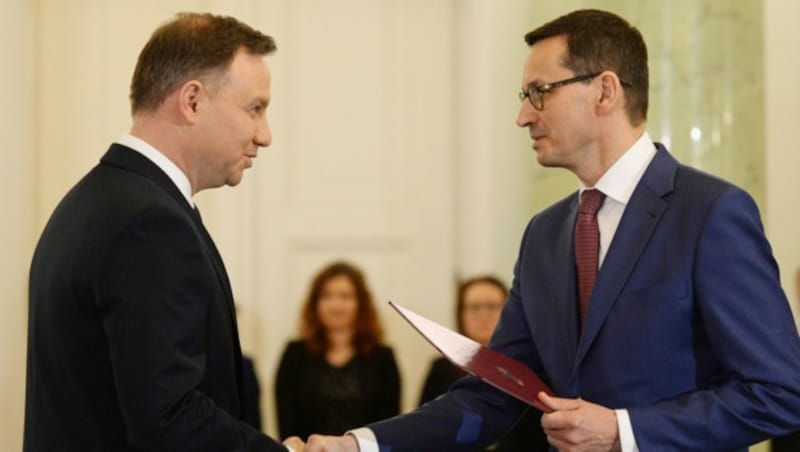 Polens Präsident Andrzej Duda (links ) bei der Angelobung von Mateusz Morawiecki (Bild: Copyright 2017 The Associated Press. All rights reserved.)