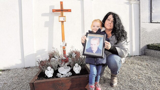 Heike am Grab ihres Sohnes â013 auch die kleine Mia vermisst den 17-jährigen Mark sehr. (Bild: Pressefoto Scharinger © Daniel Scharinger)