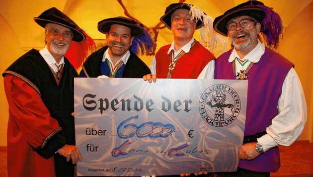 Walter Lamprecht, Adi Rasperger, Willi Noll und Robert Seebacher mit dem Scheck für Lena und Lukas (Bild: Uta Rojsek-Wiedergut)