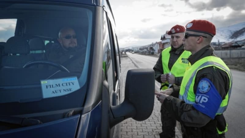 Straßenkontrolle in Pristina: Militärpolizisten sorgen mit polnischen Kameraden für die Sicherheit. (Bild: HBF/Daniel TRIPPOLT)