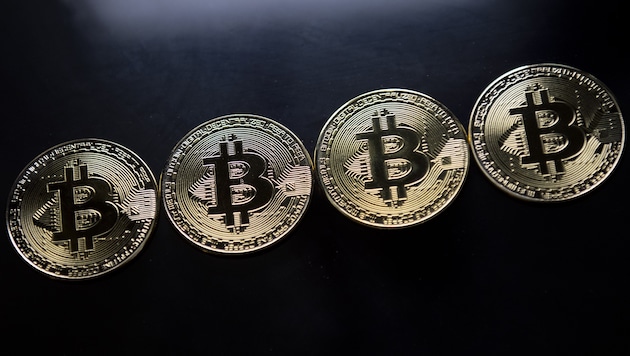 Csak a Bitcoin - a sok kriptovaluta egyike - gigantikus CO2-lábnyoma. (Bild: AFP)