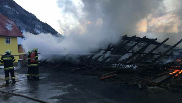 Die Feuerwehren konnten ein Übergreifen der Flammen auf die anderen Gebäude verhindern. (Bild: Wedam/FF Arnoldstein)