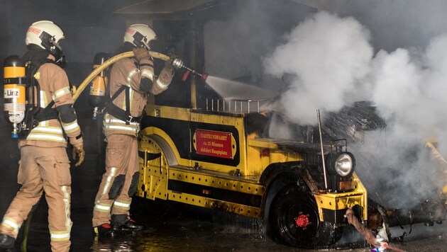 Der Linzer Bummelzug brannte Samstagabend in der Garage ab. (Bild: FOTOKERSCHI.AT/KERSCHBAUMMAYR)