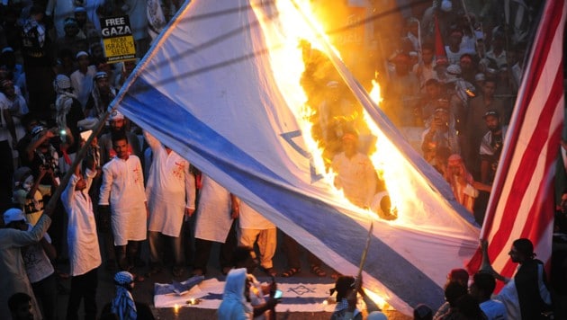 Antisemiten verbrennen eine israelische Flagge. (Bild: AFP)