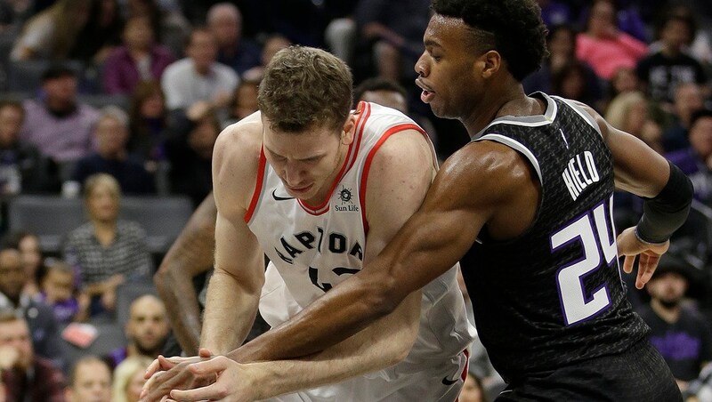 Buddy Hield gegen Jakob Pöltl. (Bild: AP)