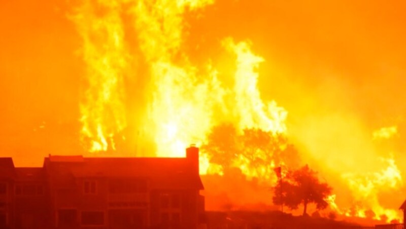 Die Waldbrände in Kalifornien bedrohen viele Promi-Villen. (Bild: AP)