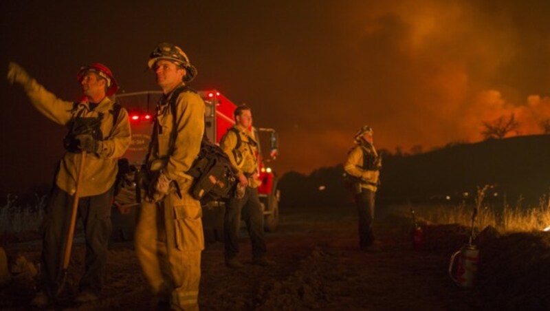 Feuerwehrleute versuchen verzweifelt, die Feuer unter Kontrolle zu bringen. (Bild: 2017 Getty Images)