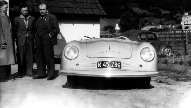 Nummer 1 mit Ferdinand Porsche (re.), Sohn Ferry Porsche (mi.) und Designer Erwin Komenda (li.) 1948 (Bild: Porsche)