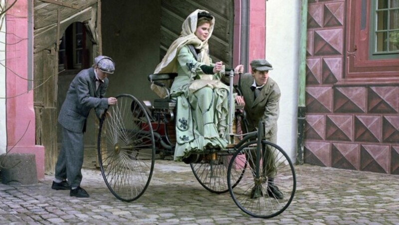 Bertha Benz unternimmt 1988 mit dem Benz Patent Motorwagen die 1. Fernfahrt der Automobilgeschichte. (Bild: Daimler)