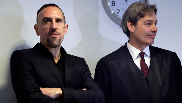 Franck Ribery und sein Anwalt Gerhard Riedel (Bild: AP)