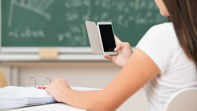 Akıllı telefonların okulda dikkat dağınıklığına neden olduğu gerçeği tartışılmaz. (Bild: stock.adobe.com)
