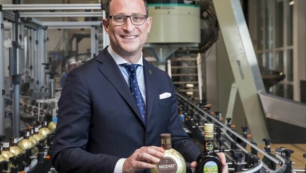 Florian Iro mit Schokogenuss aus der goldenen Flasche: Abgefüllt werden weitere Spirituosen. (Bild: Neumayer)