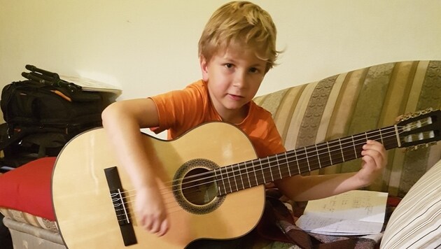 Glücklich das Kind, das Gitarre oder ein anders Instrument lernen kann! (Bild: Werner Pöchinger)