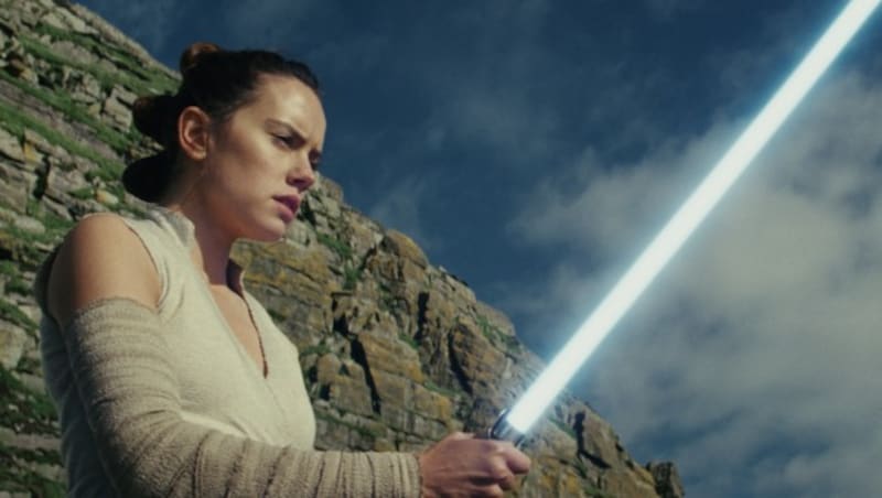 Rey (Daisy Ridley) wird in den Künsten der Macht unterrichtet. (Bild: Lucasfilm)