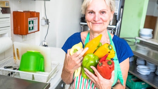 Eine ehrenamtliche Mitarbeiterin der Notschlafstelle bei der Arbeit in der Küche (Bild: Karola Riegler)