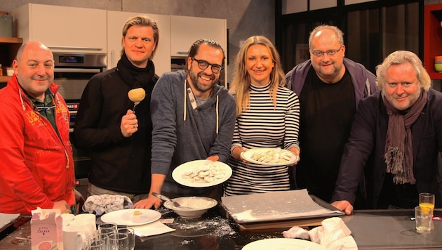 Weihnachtsbäckerei: Roubinek, Seidl, Fleischhacker, Niedetzky, Lainer und Seberg im Puls-4-Studio. (Bild: Puls 4)