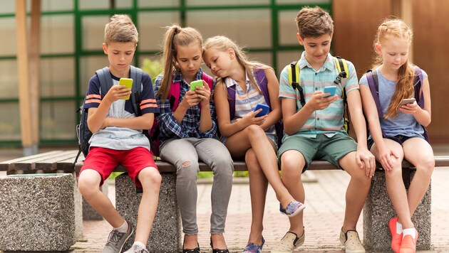 Ob Handys in Schulen erlaubt sind oder nicht, ist in Österreich der Lehrerschaft überlassen. (Bild: stock.adobe.com)