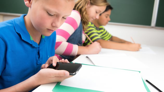 Before Latvia, several other European countries had already banned cell phones from classrooms. (Bild: stock.adobe.com)