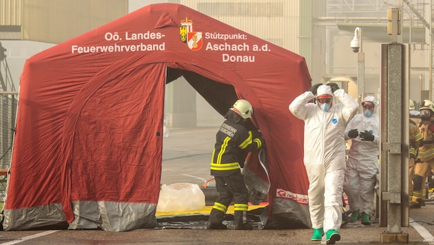 Die Feuerwehrleute in Schutzanzügen mussten nach dem Einsatz das Dekontaminationszelt passieren. (Bild: FOTOKERSCHI.AT/KERSCHBAUMMAYR)