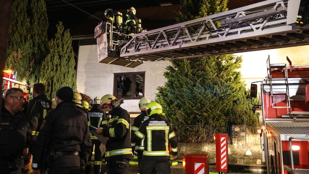 Löscharbeiten von der Drehleiter aus verhinderten, dass Flammen das Dach zerstörten. (Bild: Matthias Lauber)