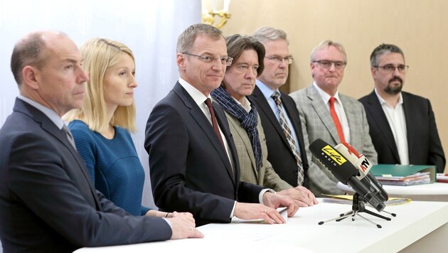 Präsentation des Gehaltsabschlusses des Landes mit LH Thomas Stelzer (ÖVP) im Zentrum. (Bild: Land OÖ/Denise Stinglmayr)