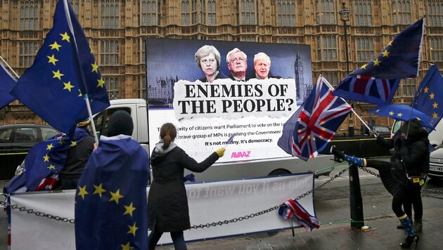 "Staatsfeinde" - proeuropäische Briten demonstrierten am Mittwoch wortgewaltig gegen ihre Regierung. (Bild: APA/AFP/Daniel LEAL-OLIVAS)