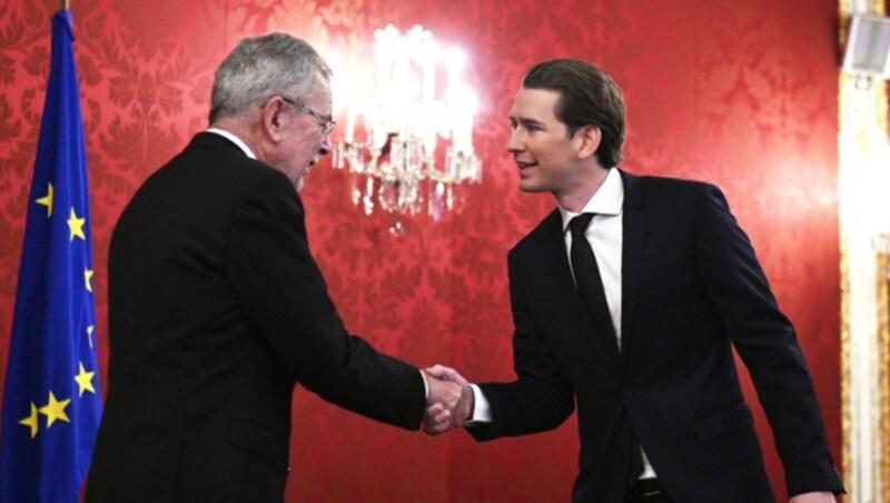 ÖVP-Obmann Sebastian Kurz bei Bundespräsident Alexander Van der Bellen (Bild: APA/HANS PUNZ)