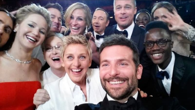 Am berühmtesten Oscar-Selfie aller Zeiten posieren auch Brad Pitt und Jennifer Lawrence (Bild: www.PPS.at)