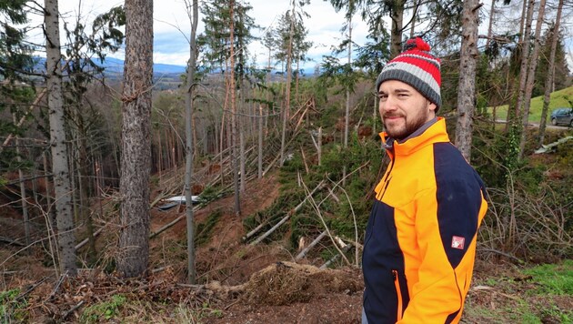 Das Aufräumen wird dauern: Sohn Michael Jammernegg vor dem zerstörten Wald. (Bild: sepp pail)