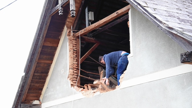 In Bachholz am Moritsch-Hof gab eine massive Ziegelmauer im Sturm nach. (Bild: sepp pail)