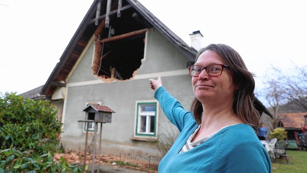 Doris Krieger zeigt den Schaden. Ihre Eltern Hilde und Hans waren im Haus, als es krachte. (Bild: sepp pail)